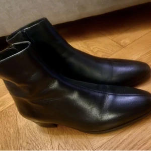 Finaste 60-talsbootsen - Skitsnygga 60-talsaktiga chelsea/Beatle boots i skinn. Så mod!! Aldrig använda. Storlek 39. Säljes pga fel storlek.