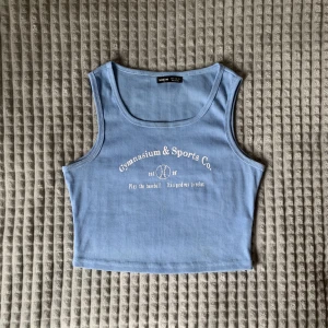 Tank top  - Sportig croppad tank top💙 Använd fåtal gånger