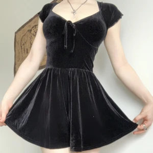 Svart klänning - Svart klänning från Urban outfitters i velvet material. Helt ny med prislappen kvar. Nypris 599kr Mitt pris: 150kr