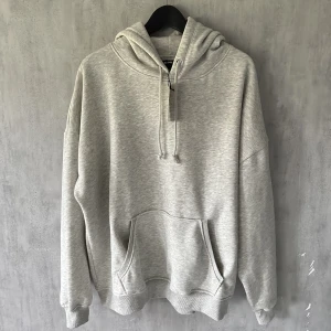 Grå hoodie bikbok  - Säljer denna gråa hoodien från bikbok i nyskick (lapp kvar). Ljusgrå med mjukt material och allmänt gosig. 
