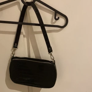 Axel väska  - Jätte fin väska, liten handväska jätte skön och jättefin får plats mycket saker i den 