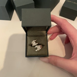 Maria nilsdotter ring - ”Claw ring double” från Maria nilsdotter. Har silverpläterat den nyligen så i bra skick. Inte säker på storleken men tror den är 16. Nypriset ligger på 4795kr. Inga skambud tack!