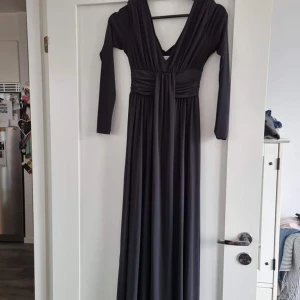 Balklänning - Balklänning med slits vid benet använd 1 kväll