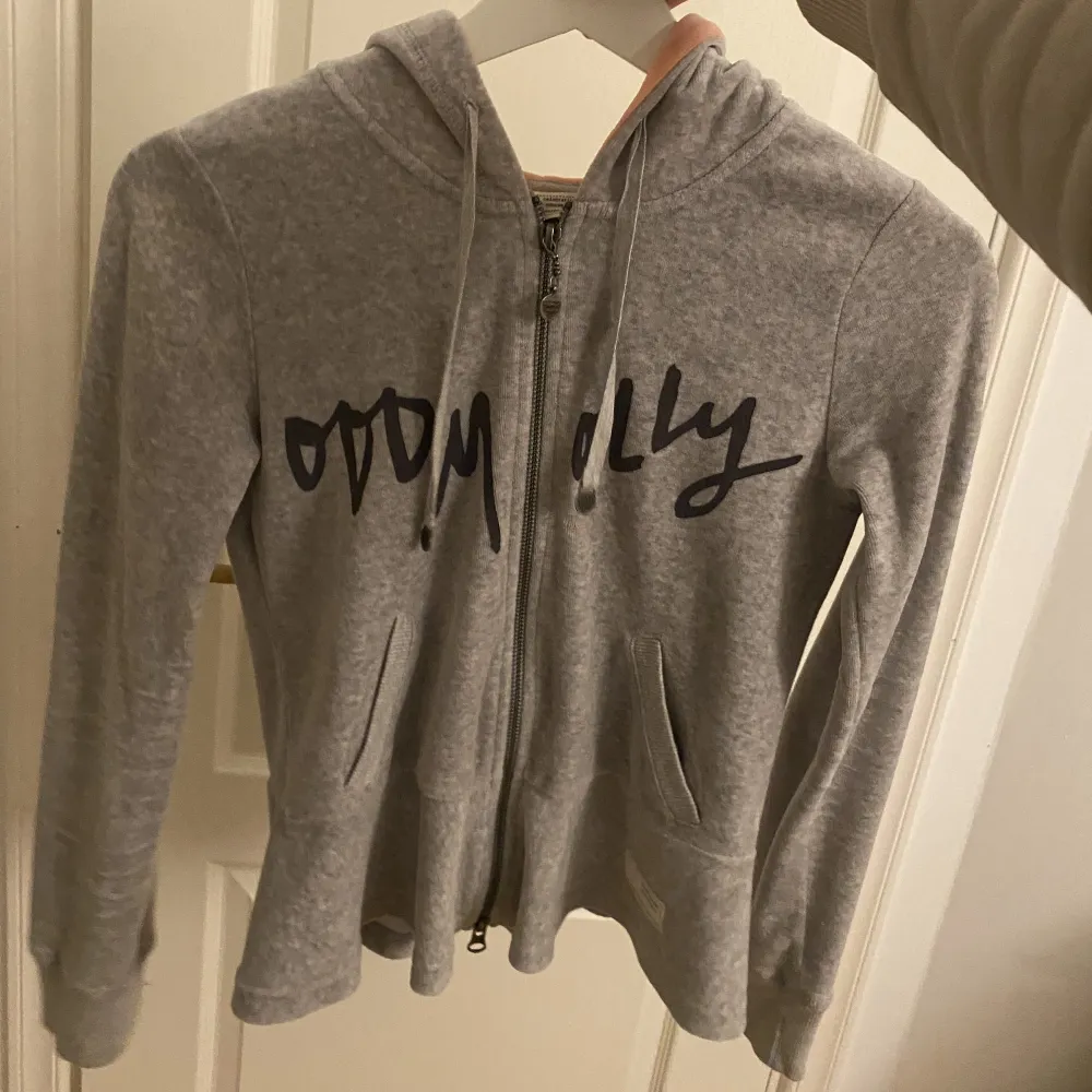 Fin grå kofta med zip från OddMolly. Rosa inuti luvan. Otroligt mjuk och skön. Volanger längst ner. Storlek 0, skulle säga det är XS-S. Är i nyskick, knappt använd. Hoodies.