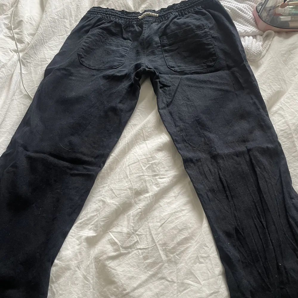 Svarta roxy linnebyxor. Lite för små för mig numera så hoppas de kan passa någon annan🌸. Jeans & Byxor.