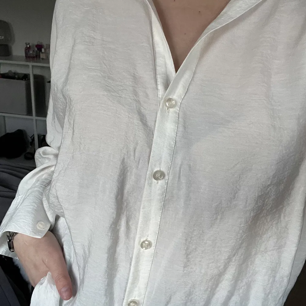 Vit mjölkvit/offwhite skjorta från Vero Moda. Ord pris 399,95kr. Skjortor.