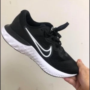 Nike sko dam storlek 39 - Helt nya skor, endast testade vid två tillfällen på jobbpass. Storlek 39