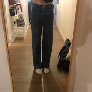 Levis jeans 🤍 - Säljer mina gammla favorit Levis jeans då jag inte använder dem längre! Den här modellen heter High loose men på mig som är 173 och har strl 26 så sitter dem mid waist! lägg märke till längst ned på byxan så har det gått sönder lite, Original pris 1200‼️