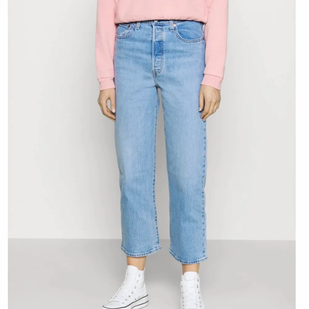 Säljer mina jättefina levis jeans i modellen ribcage straight ankle. Dom är i jättebra skick och har inga defekter. Storleken i midjan är 23 och längden är 29. Jeansen är köpta i januari och är sparsamt använda. Tveka inte att skriva om du har någon fråga. Jeans & Byxor.