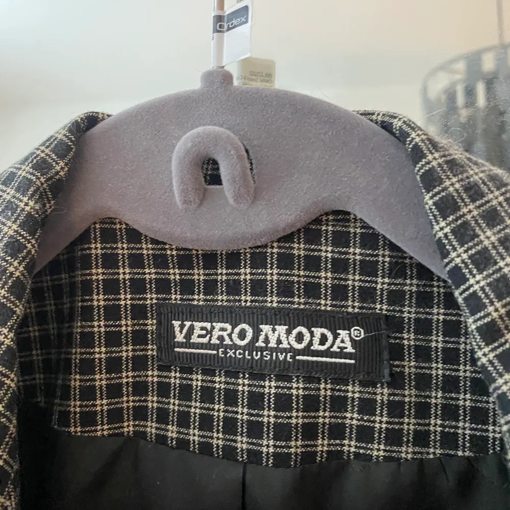 Vintage Vero Moda Premium jacka / väst som är perfekt för hösten. Kvaliteten på denna ”lätta” jackan är top notch (vintage kvalité är vanligtvis bättre) då jag köpte denna secondhand från en äldre dam. Första bilden är lite blurrig pga mönstret. Jackor.