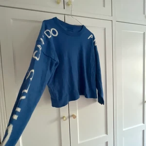 ZADIG TRÖJA - Jättejättefin tröja från zadig. Älskar denna. Storlek M men den är rätt liten i storleken så passar nog bäst på någon som är S/XS 💙 jättebra skick men har ett litet hål på armen på tredje bilden samt att lappen är lite trasig. Buda!💙 köpare står för frakt💜