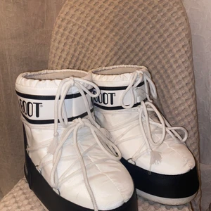 Moonboots  - säljer mina moonboots då dom inte kommer till användning och är flr stora för mig ❤️ köpte dom för 1300, mitt pris: 700 + frakt ❤️