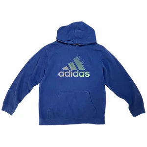 Adidas hoodie - Snygg blå adidas hoddie, fint skick och står ingen storlek så skulle tippa på M! 💙 DM vid frågor osv! ❗️Tryck ej på köp direkt ❗️