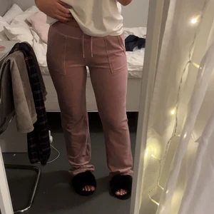 Juicy couture - Helt nya juicy couture byxor med prislappen kvar, aldrig använda! Storlek M och färgen heter Keepsake Lilac. Nypris 1 100kr jag säljer för 800kr🤍🤍
