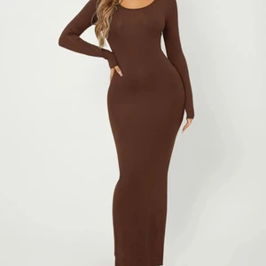 Brun lång klänning  - 1 gång använd. Köper pga den inte kom till så mycket användning. Från shein. 80 kr + frakt! 