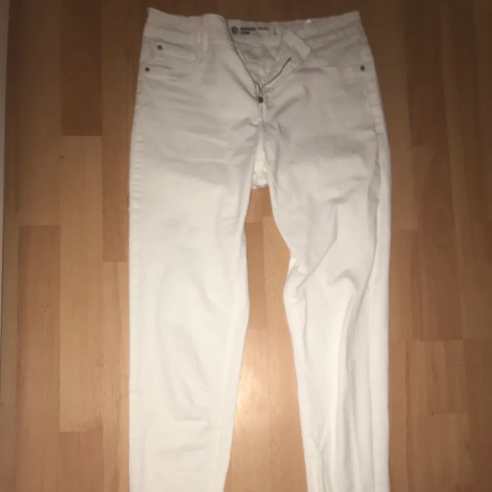 White basic Pants  Skinny jeans  L Fri frakt/Free shipping Bara har blivit används i den här bilden/ Only been used in this picture.. Jeans & Byxor.
