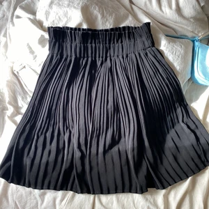 Kjol stl 32 - Kjol stl 32, passar även 34 och 36, kanske 38 med. Nästan aldrig använd.