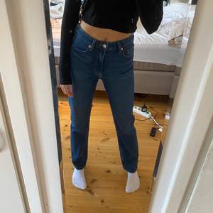 Jeans i en rak modell som aldrig är använda och på gränsen för korta på mig som är ca 170💕 50kr + 66kr frakt