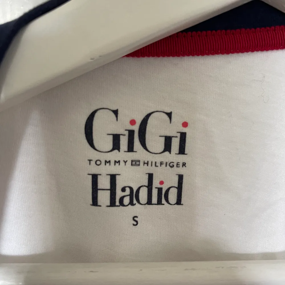 Snygg tshirt från Gigi Hadids kollektion med Tommy Hilfiger. Vit & marinblå. T-shirts.