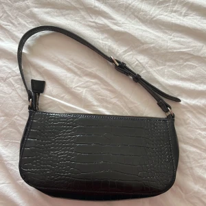 Lindex väska - Hej säljer nu min väska från Lindex, den har ett stort fack och sen ett litet midje inuti, den är köpt för 250kr och jag säljer den för 30 kr + frakt💕