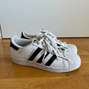 Riktiga Adidas original superstars - Riktiga adidas original superstars i storlek 39 1/3, bra skick🤍