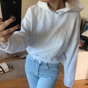 Vit hoodie  - Så fin vit hoodie från zara❤️ storlek L så sitter ganska oversize💓💓💓