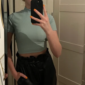 Topp från Gina Tricot  - En turkos topp från Gina Tricot med knyte i ryggen. Aldrig använd, strl S