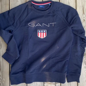 Gant tröja - Mörkblå gant tröja i storlek 13-14 år (S) som jag köpt på kidsbrandstore för ett tag sen, den har tyvärr inte kommit till användning så mycket så det är nyskick😍 frakt är 66kr men skriv om ni undrar nåt mer❤️