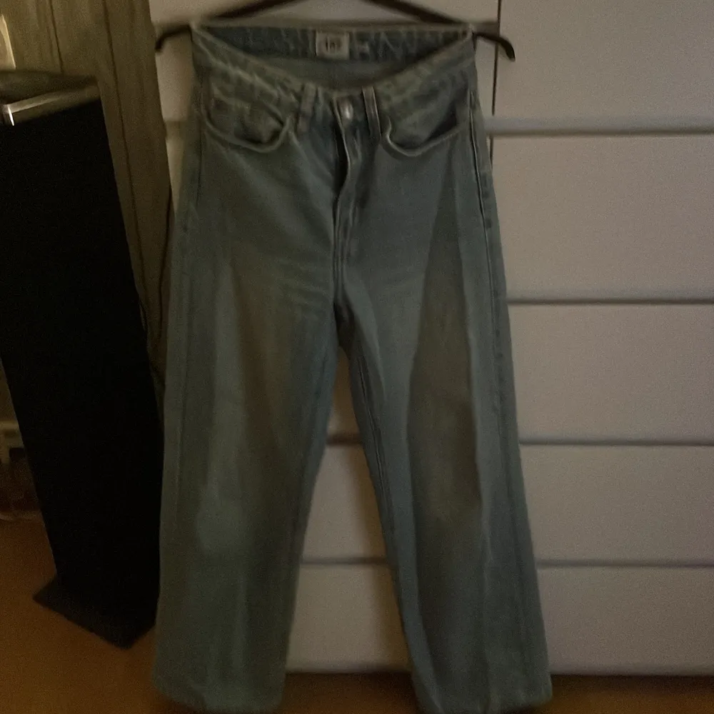 Jag är 156 och dem är ganska långa i längden för mig! Köpare står för frakt!. Jeans & Byxor.