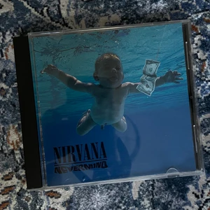 nirvana skiva - Nirvana skiva av deras album ”Nevermind”. fint skick men fodralet är lite trasigt så kan vara svår att stänga, men inget som är fel synligt. frakt 45kr 💕