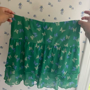 Fin kjol i bra skick💗💗💗 -  grön volangkjol med fjärilar på 🦋💚