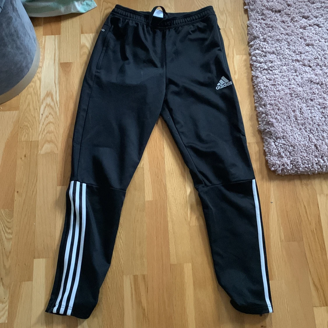 Knappt använda adidas byxor till salu!