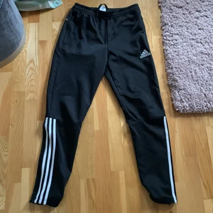 Knappt använda adidas byxor till salu! - Använda fåtal gånger