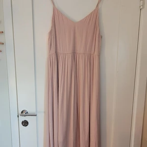 Rosa sommarklänning - Ljusrosa maxiklänning i ett mjukt, silkesliknande material. Endast använd på en skolavslutning. Köpt för 600 säljer för 300kr ❤