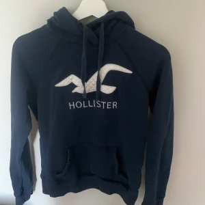 Hollister hoodie - Hoodie från hollister i använt men bra skick