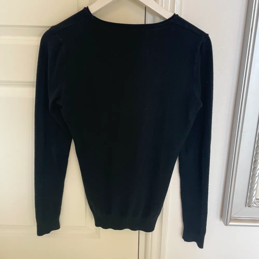 En fin svart tröja, nästan aldrig använd och i nytt skick💓Strl M/L enligt lappen men jag skulle säga strl Xs/S💞💞. Tröjor & Koftor.