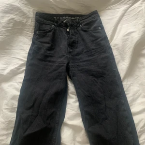 Bikbok jeans - Så bekväma snygga jeans med slitning vid fötterna. True to size och bra skick.🫶🏻