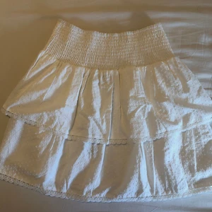 Volangkjol - Volangkjol från Moves som aldrig kommit till användning och prislapp kvar. Orginalpris 549kr mitt pris 250kr