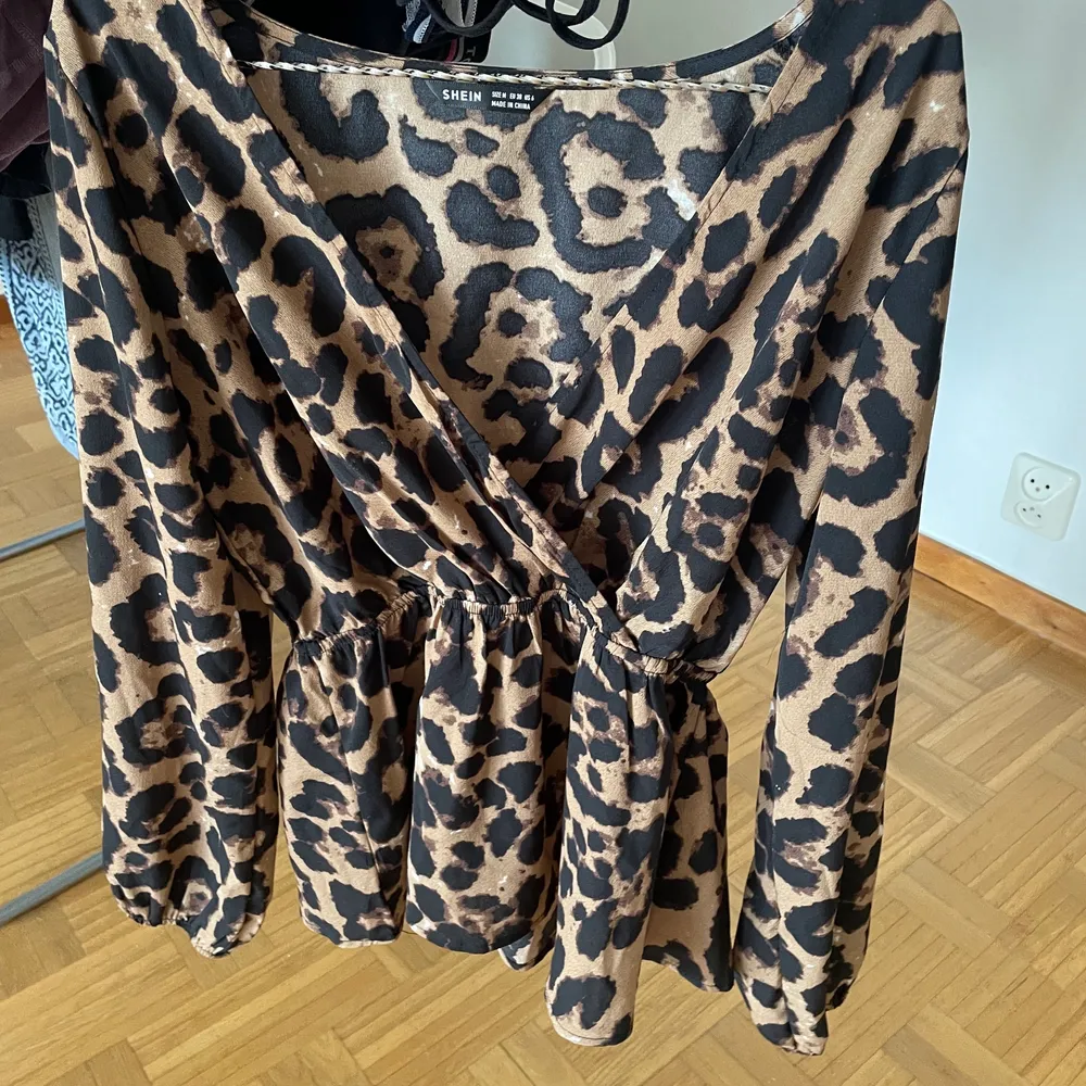 Leopard blus från shein storlek 38 30kr + frakt . Blusar.