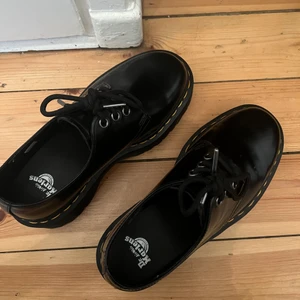 Dr. Martens - 1461 quad plattformsskor i läder. Knappt använda