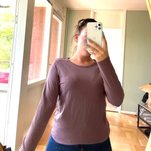 Basic långärmad tröja - En lila långärmad tröja i skönt material från Cubus