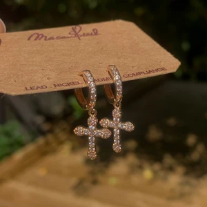 Kors örhängen  - Jätte fina kors örhängen köpta på brandy Melville i Stockholm. Kommer tyvärr inte till användning pågrund av att jag inte använder guldsmycken.  Skriv vid frågor.💕 frakten ligger på runt 13 kr.  KLICKA INTE PÅ KÖP NU! BUD PÅ 55kr