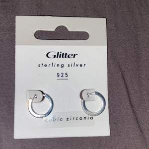 Säljer dessa helt nya oanvända äkta silverörhängerna, aldrig använda.