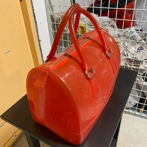 FURLA Candybag  - Äkta FURLA candybag, kvitto finns. Köpt för £208 euro. Finns i Solna. Fint skick. Orange färg! 