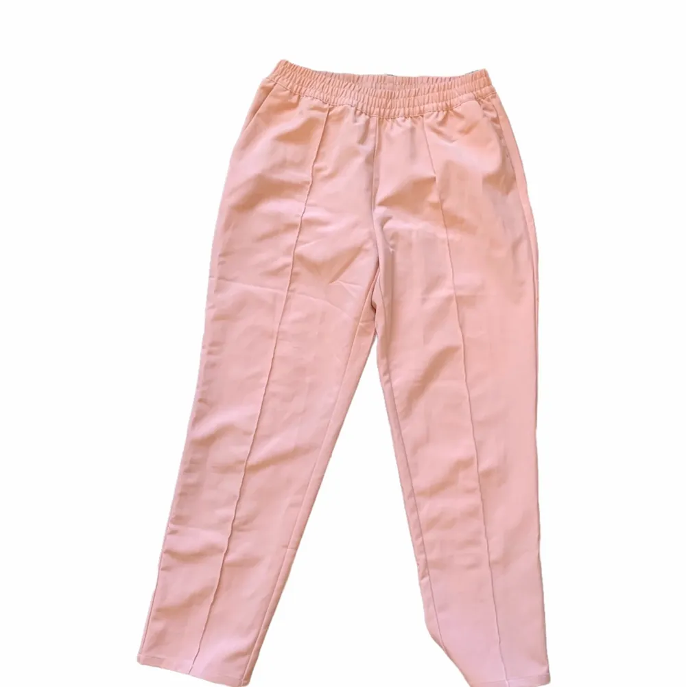 Byxor i en as snygg rosa färg från nakd. I storlek 36. Använda fåtal gånger så de är i bra kvalite.. Jeans & Byxor.