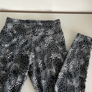 Träningstights från Röhnisch - Nästan oanvända träningstights från Röhnisch i blommigt mönster. Finns matchande topp till.