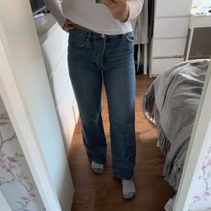 Snygga blåa jeans från bikbok som är köpta för några år sedan. Sparsamt använda och i väldigt bra skick! Jag är 170 som referens🥰Frakt tillkommer❤️