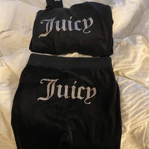 Svart juicy sett - Säljer mitt juicy sett då det bara ligger i garderoben. Finns nått litet längst ner på byxbenet men inget som syns 800 pris kan diskuteras vid snabb affär🌸