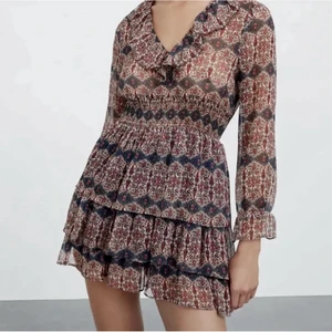 Zara klänning - Säljer min zara klänning då den inte kommit till användning. Slutsåld på Zaras hemsida 