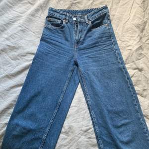 Säljer ett par blå jeans från H&M som är i bra skick. Dessa är köpte för cirka ett år sedan💞Jeansen är lite korta på mig som är cirka 170 lång. Storleken på plagget är 34